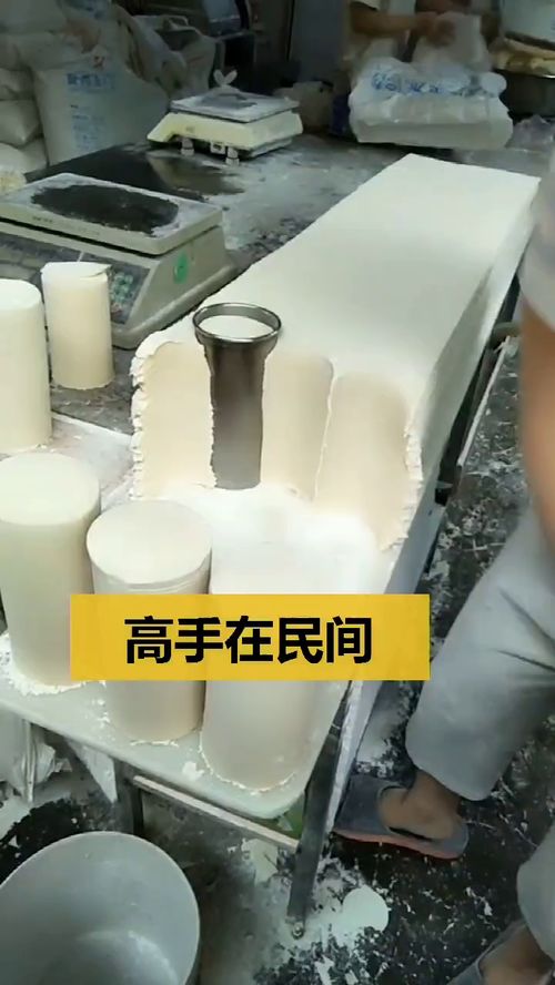 食品廠的老師傅制作餃子皮,一次能壓一千多張